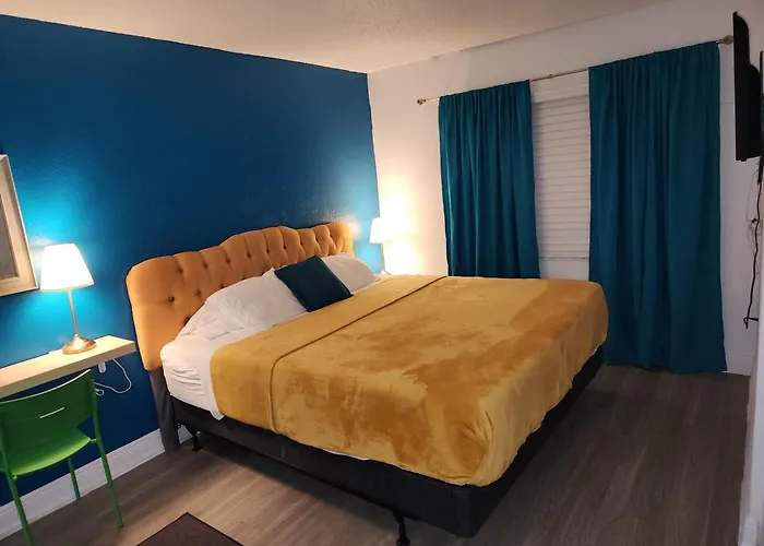 Centauri Vacation Rentals Beautiful 2-Bedroom Condo, Near All Orlando Attractions, Free Parking & Wi-Fi, King Bed