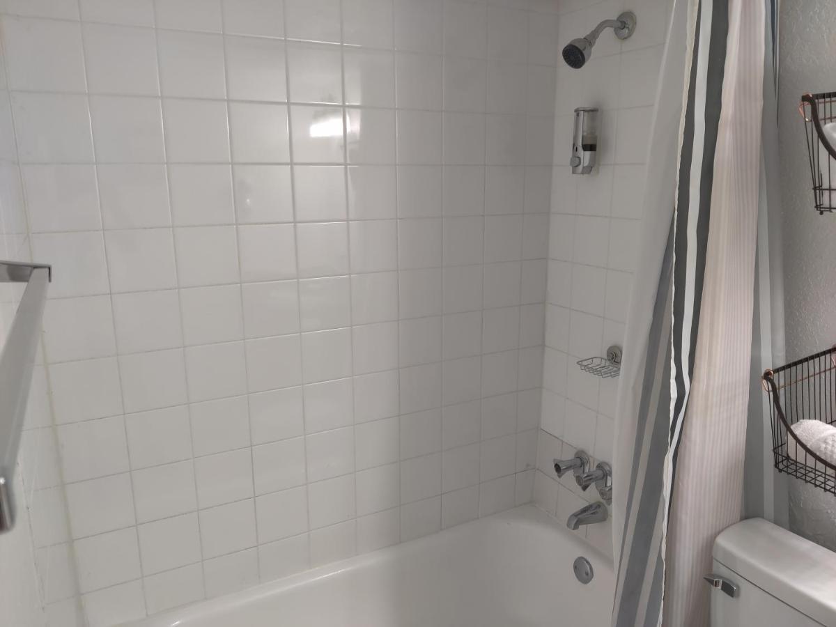 Centauri Vacation Beautiful 2-bedroom Condo, Near Attractions, Free Parking & Wi-fi, King Bed *
