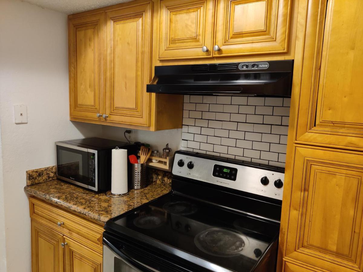 Centauri Vacation Beautiful 2-bedroom Condo, Near Attractions, Free Parking & Wi-fi, King Bed